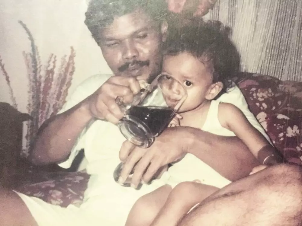 potret masa kecil penyanyi dan ayah © Instagram potret masa kecil penyanyi dan ayah © Instagram