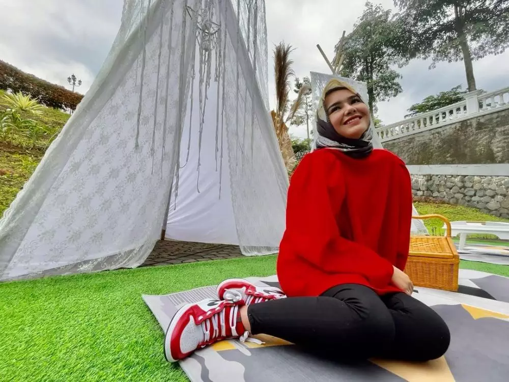 Gaya Amanda Manopo saat kenakan kerudung Instagram
