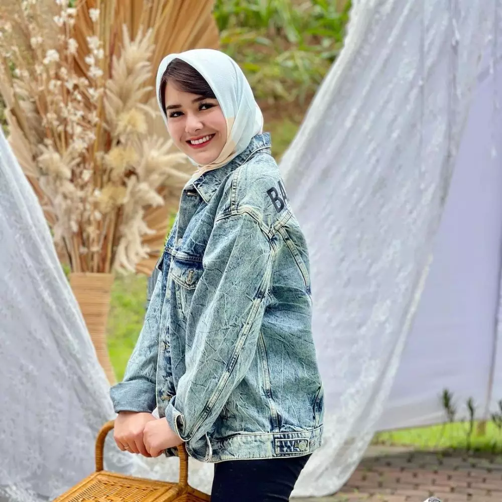Gaya Amanda Manopo saat kenakan kerudung Instagram