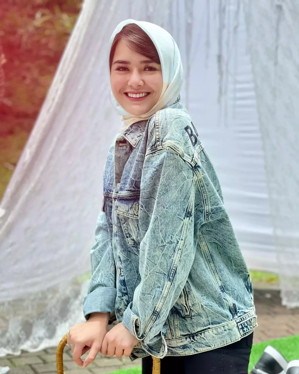 Gaya Amanda Manopo saat kenakan kerudung Instagram