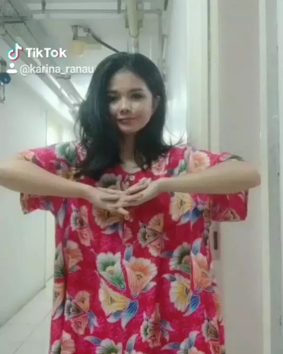 gaya karina kenakan daster © Instagram gaya karina kenakan daster © Instagram