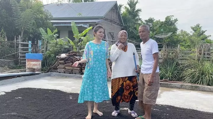 gaya karina kenakan daster © Instagram gaya karina kenakan daster © Instagram