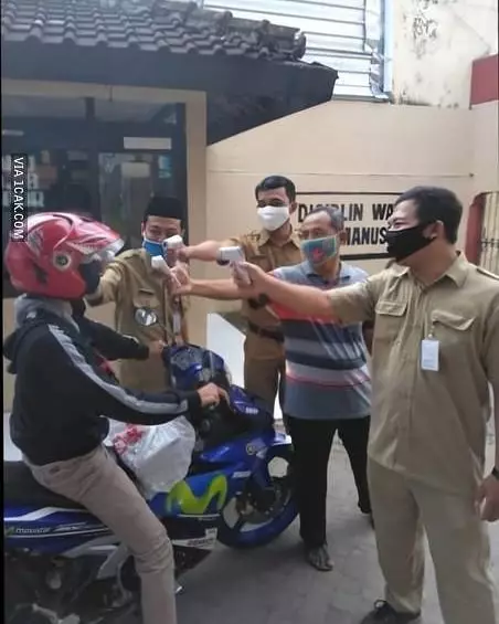 momen absurd pas ukur suhu tubuh Berbagai sumber momen absurd pas ukur suhu tubuh Berbagai sumber