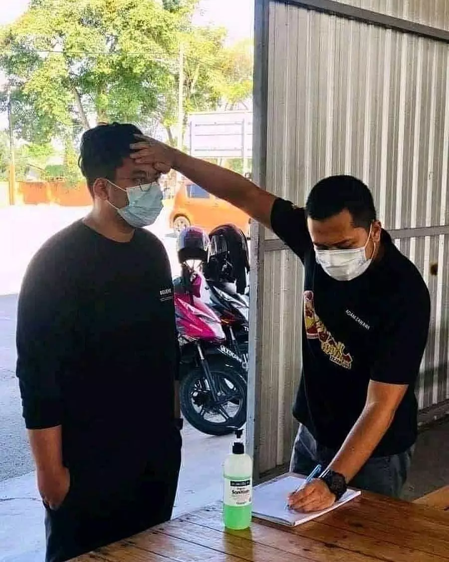 momen absurd pas ukur suhu tubuh Berbagai sumber momen absurd pas ukur suhu tubuh Berbagai sumber