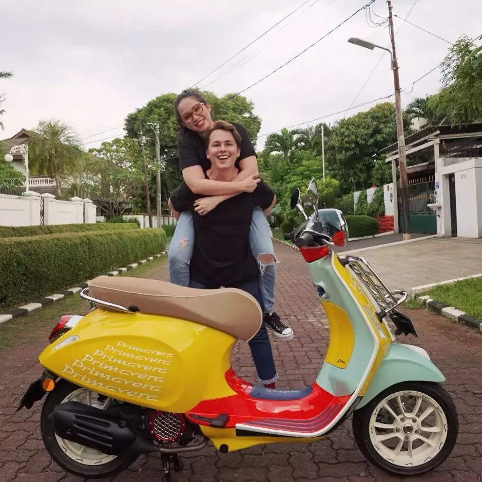 Seleb dapat kado Vespa dari pasangan © 2021 brilio.net Seleb dapat kado Vespa dari pasangan © 2021 brilio.net