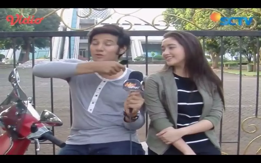 Seleb dapat kado Vespa dari pasangan © 2021 brilio.net Seleb dapat kado Vespa dari pasangan © 2021 brilio.net