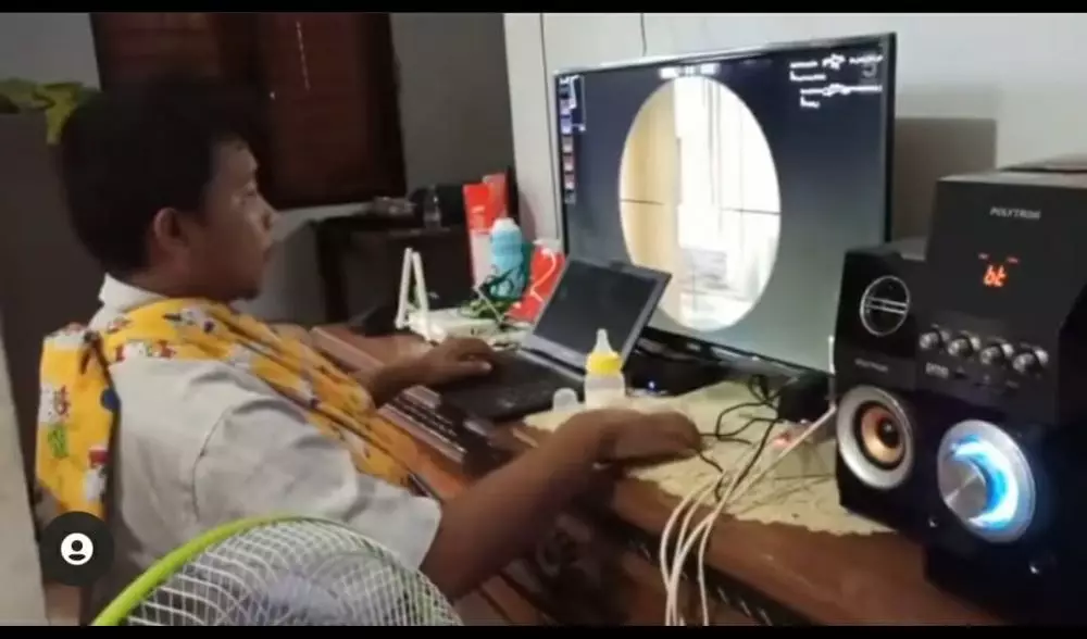 tingkah absurd bapak main game Berbagai sumber