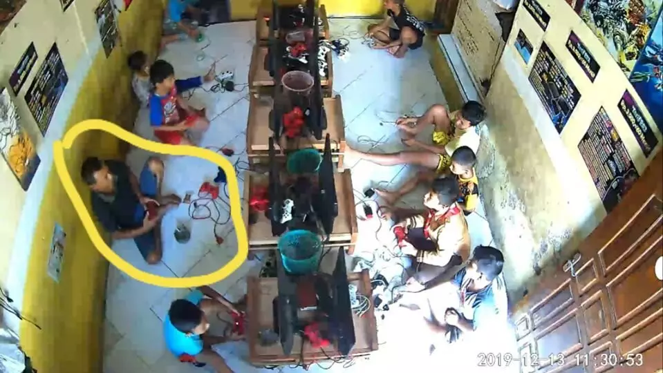 tingkah absurd bapak main game Berbagai sumber