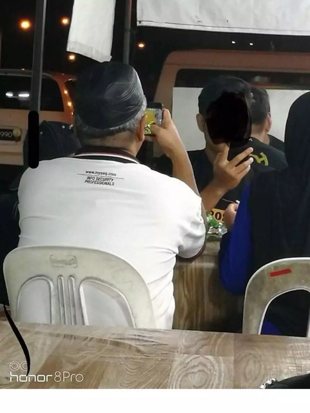 tingkah absurd bapak main game Berbagai sumber