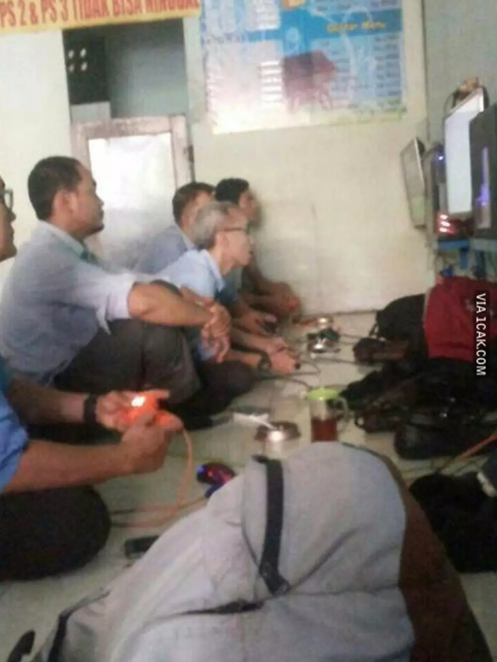 tingkah absurd bapak main game Berbagai sumber
