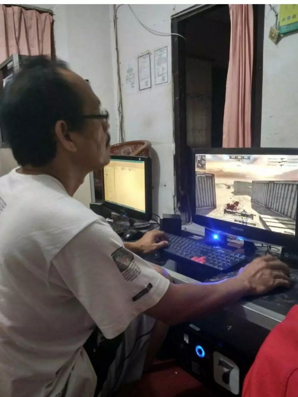 tingkah absurd bapak main game Berbagai sumber