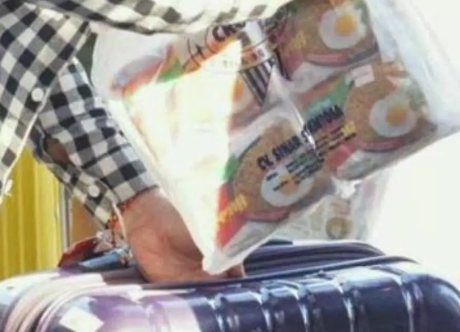 artis Korea tunjukkan kado mie instan Indonesia © 2021 brilio.net