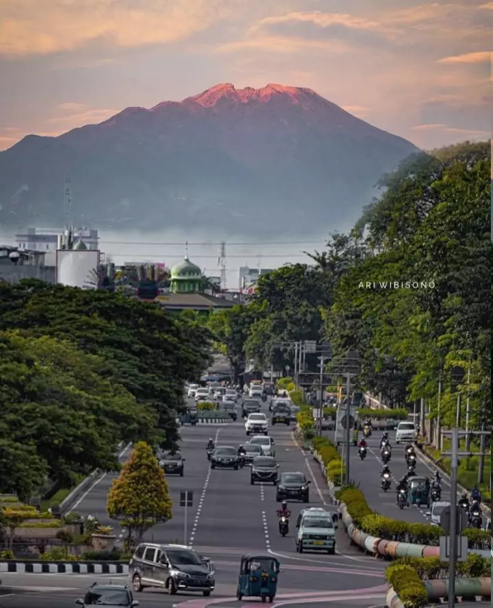 Editan foto gunung Gede Pangrango © 2021 brilio.net