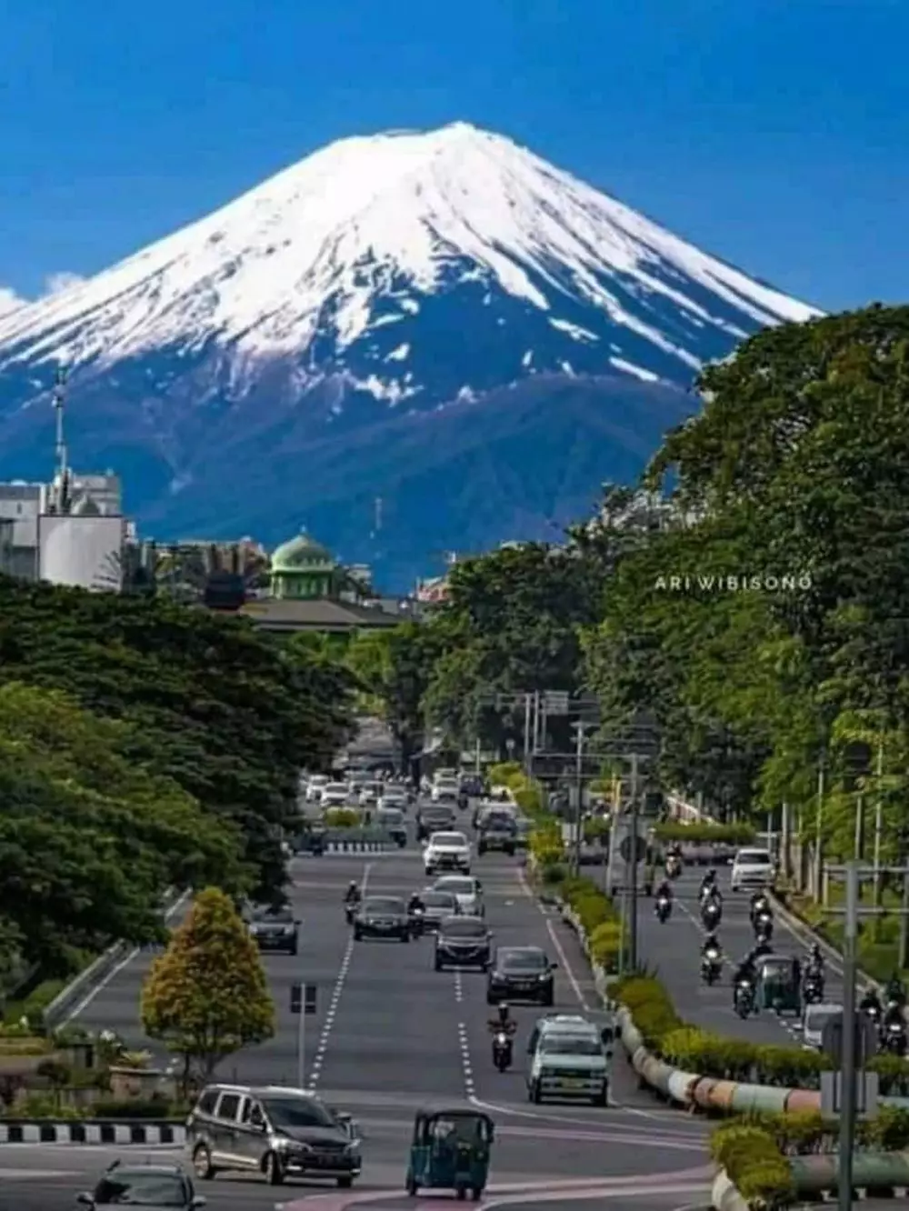 Editan foto gunung Gede Pangrango © 2021 brilio.net