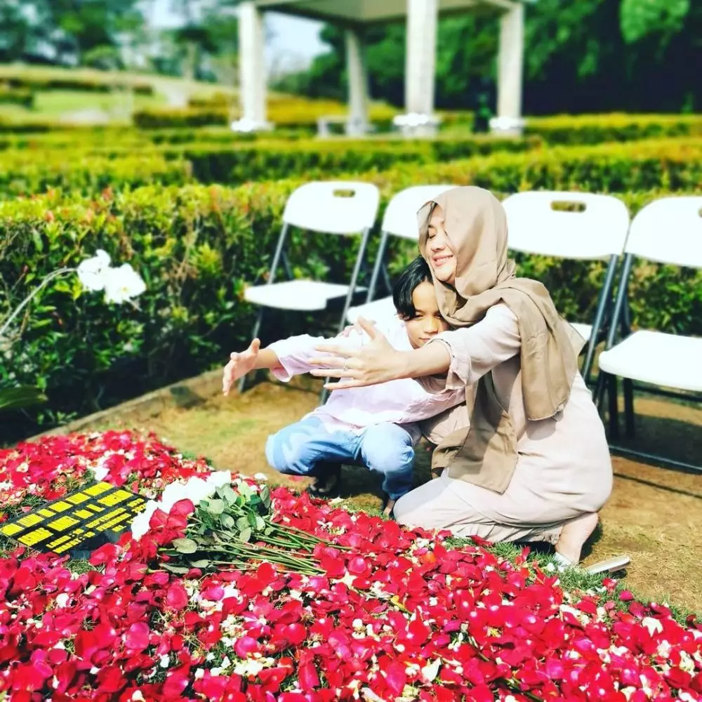 Momen BCL ke makam ashraf © 2021 brilio.net