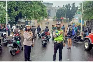 11 Potret banjir Jakarta, ratusan rumah terendam dan listrik padam