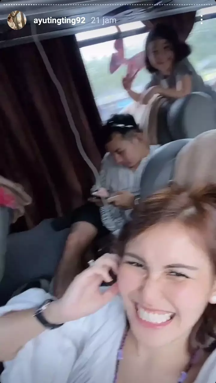 Ayu Ting Ting liburan naik bus © 2021 brilio.net Ayu Ting Ting liburan naik bus © 2021 brilio.net