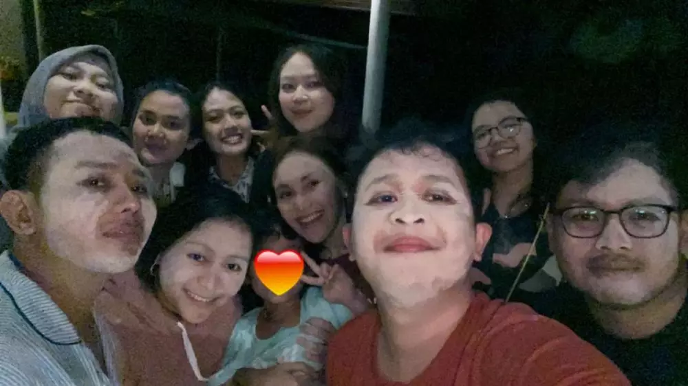 Ayu Ting Ting liburan naik bus berbagai sumber Ayu Ting Ting liburan naik bus berbagai sumber