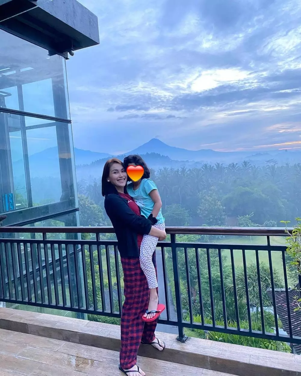 Ayu Ting Ting liburan naik bus berbagai sumber Ayu Ting Ting liburan naik bus berbagai sumber