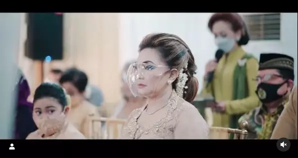 Pesona Nia Daniaty di nikahan sang putri © Instagram Pesona Nia Daniaty di nikahan sang putri © Instagram