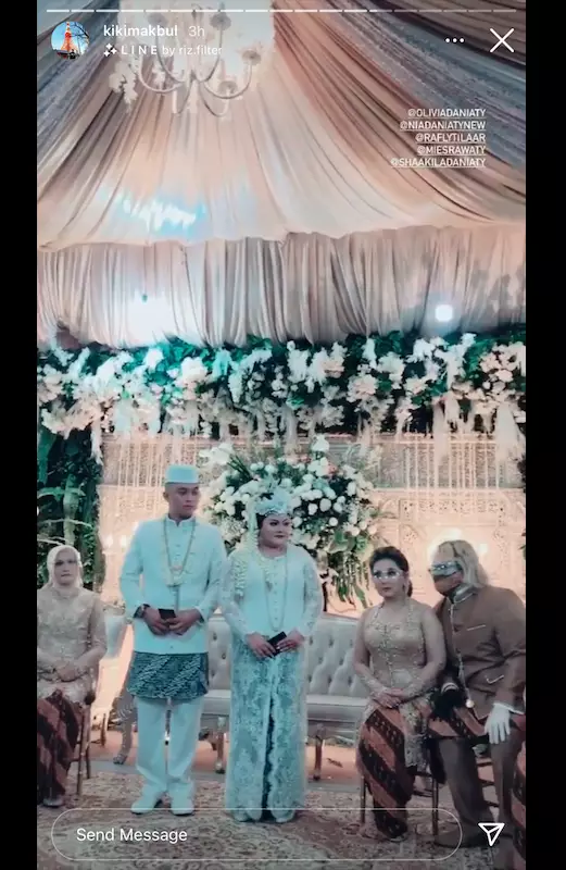 Pesona Nia Daniaty di nikahan sang putri © Instagram Pesona Nia Daniaty di nikahan sang putri © Instagram