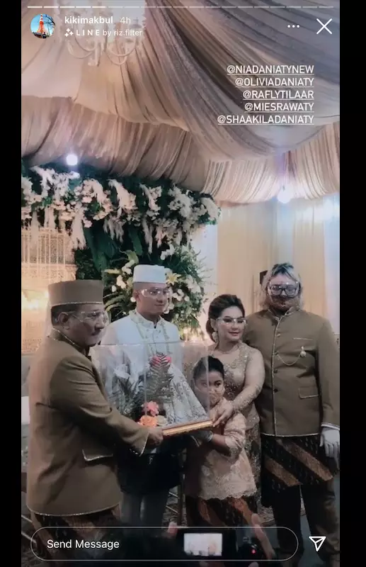 Pesona Nia Daniaty di nikahan sang putri © Instagram Pesona Nia Daniaty di nikahan sang putri © Instagram
