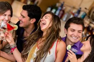 Cara santai dan asyik selama di rumah sambil minum mocktail, nyegerin