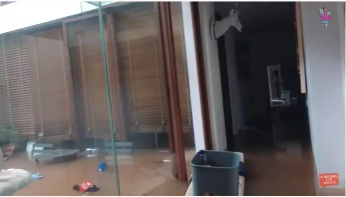 rumah Irish Bella kebanjiran © YouTube rumah Irish Bella kebanjiran © YouTube