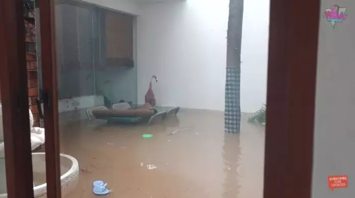 rumah Irish Bella kebanjiran © YouTube rumah Irish Bella kebanjiran © YouTube