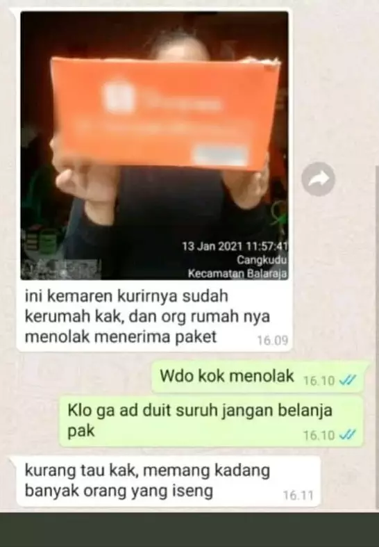 Momen apes kurir antar paket © Twitter Momen apes kurir antar paket © Twitter
