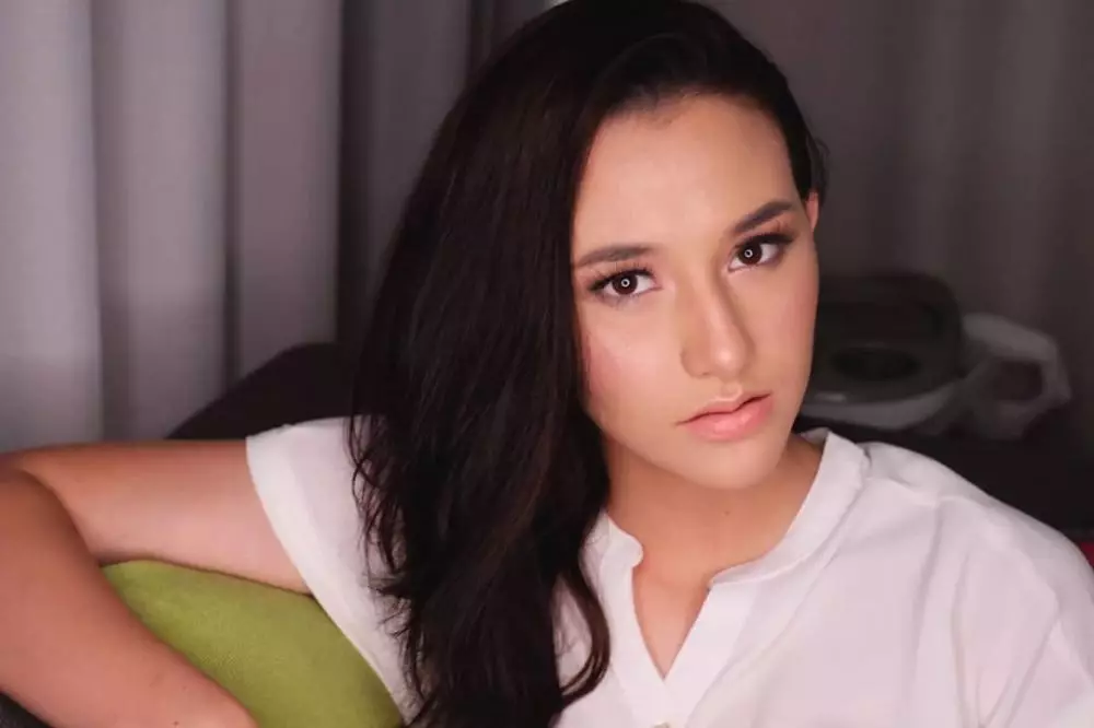 Potret Dahlia Poland saat bermakeup © 2021 brilio.net Potret Dahlia Poland saat bermakeup © 2021 brilio.net