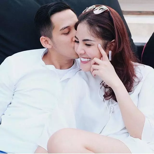 kenangan Nindy Ayunda dan suami saat liburan © 2021 brilio.net