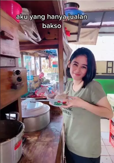 penjual bakso cantik © Instagram