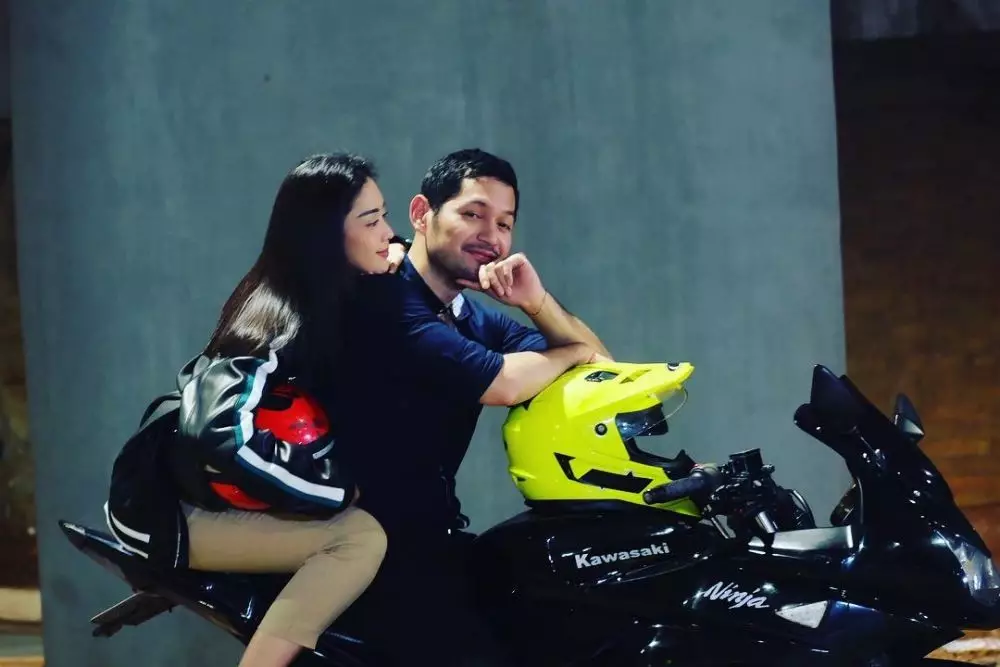 Pemain Ikatan Cinta naik moge © 2021 brilio.net Pemain Ikatan Cinta naik moge © 2021 brilio.net