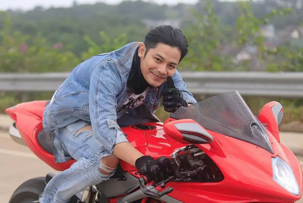 Pemain Ikatan Cinta naik moge © 2021 brilio.net Pemain Ikatan Cinta naik moge © 2021 brilio.net