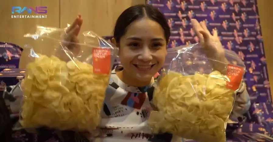 Nagita buka kado © YouTube Nagita buka kado © YouTube