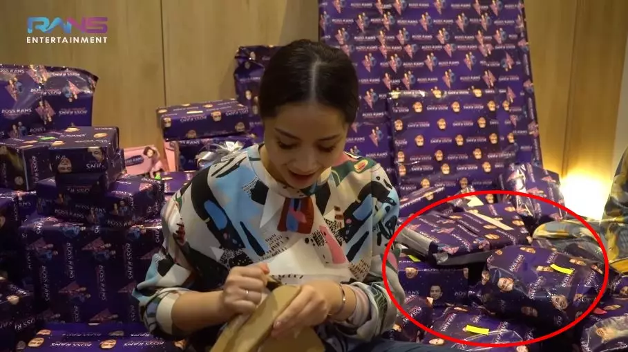 Nagita buka kado © YouTube Nagita buka kado © YouTube