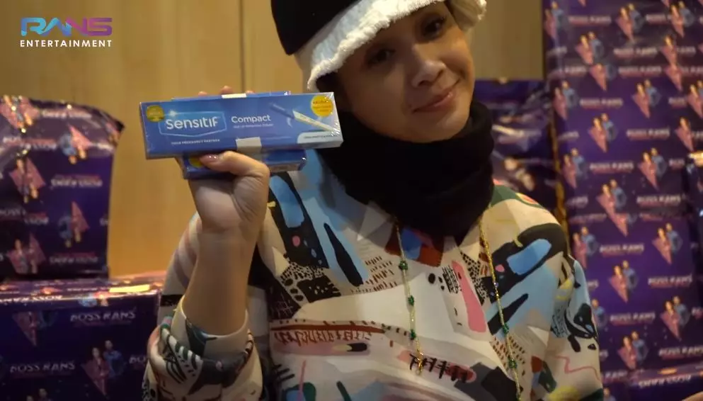 Nagita buka kado © YouTube Nagita buka kado © YouTube