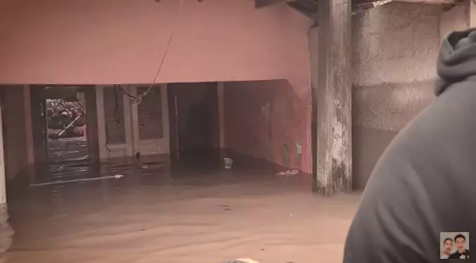 baim wong evakuasi korban banjir © 2021 brilio.net