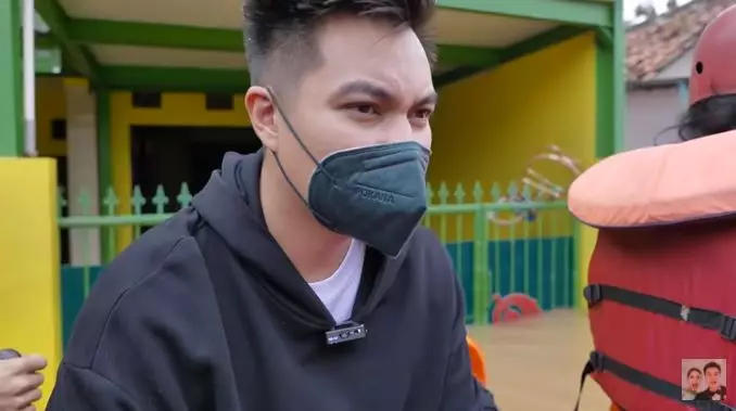 baim wong evakuasi korban banjir © 2021 brilio.net