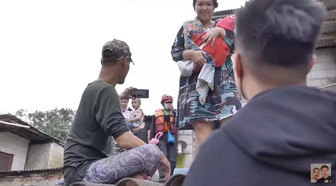 baim wong evakuasi korban banjir © 2021 brilio.net
