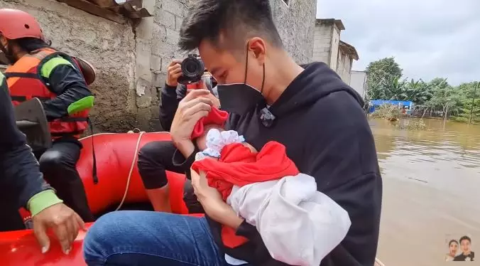 baim wong evakuasi korban banjir © 2021 brilio.net