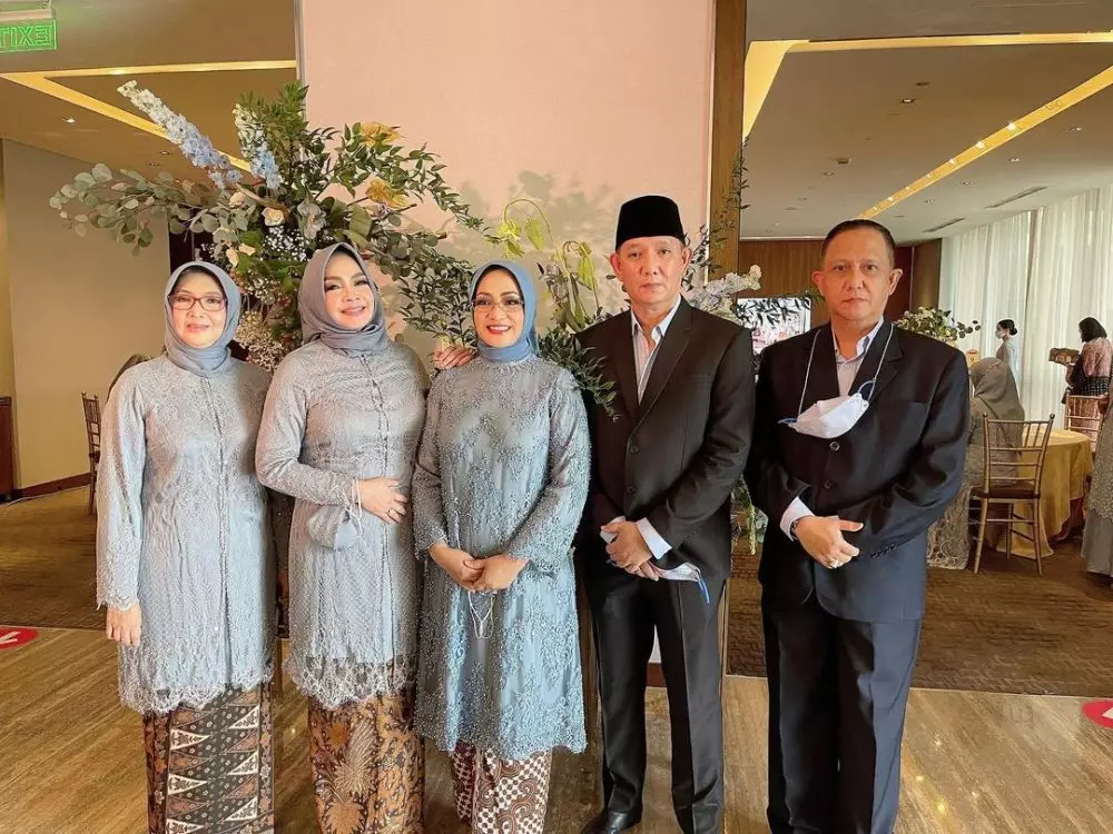 Potret Rieta Amilia saat kondangan Instagram