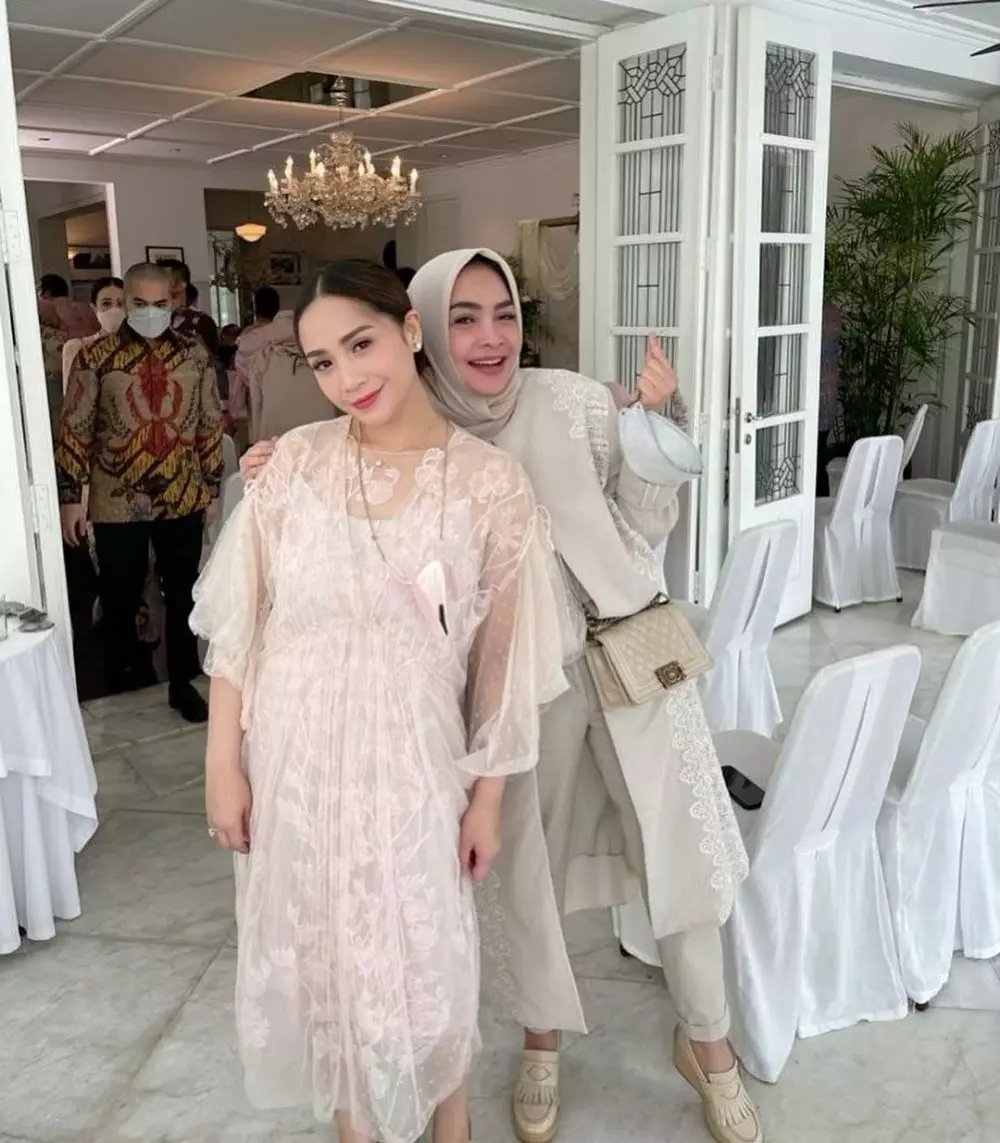 Potret Rieta Amilia saat kondangan Instagram