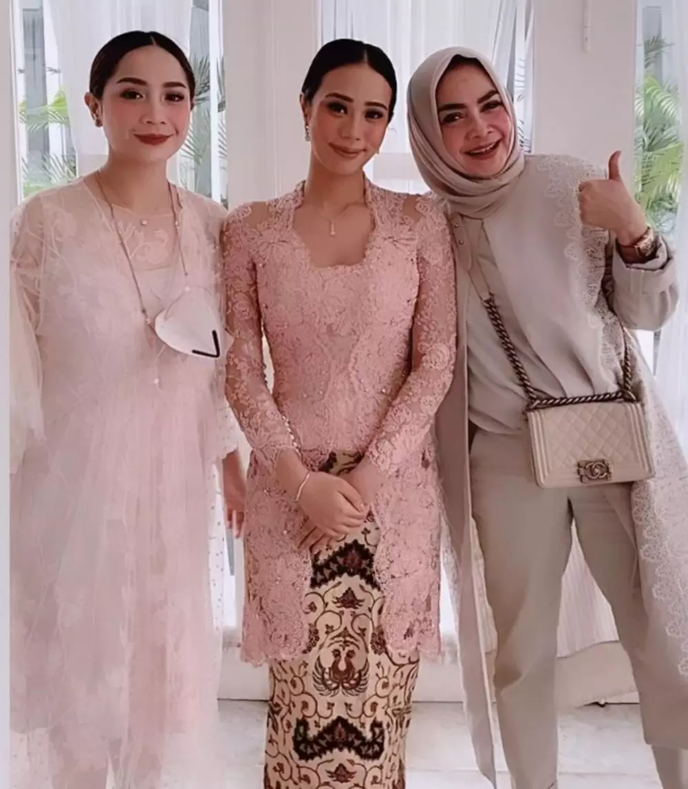 Potret Rieta Amilia saat kondangan Instagram