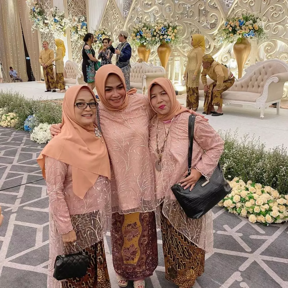 Potret Rieta Amilia saat kondangan Instagram