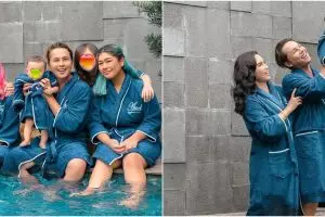 8 Pemotretan keluarga Ussy & Andhika Pratama, kompak pakai bathrobe