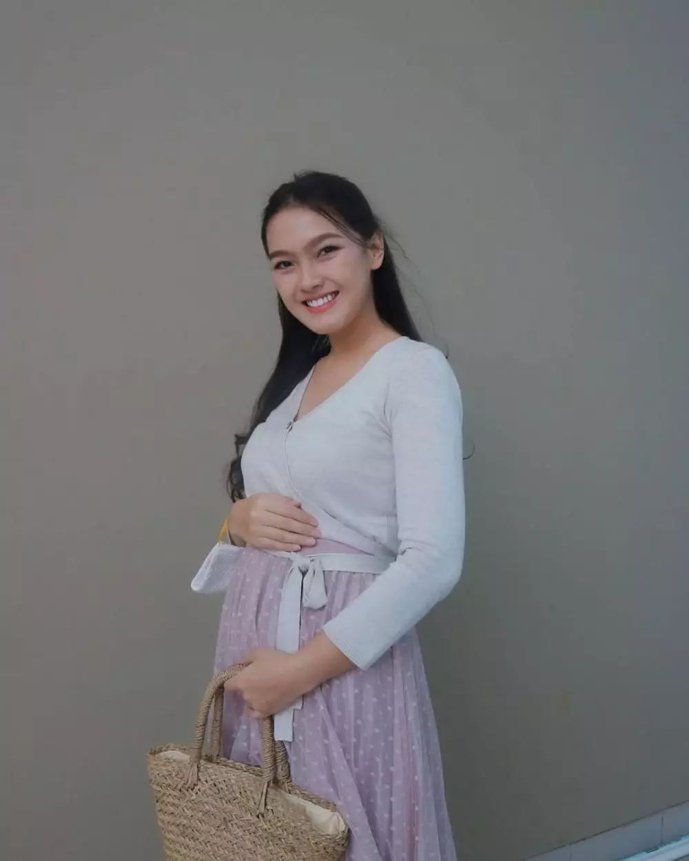 outfit Ana Riana saat hamil © 2021 brilio.net