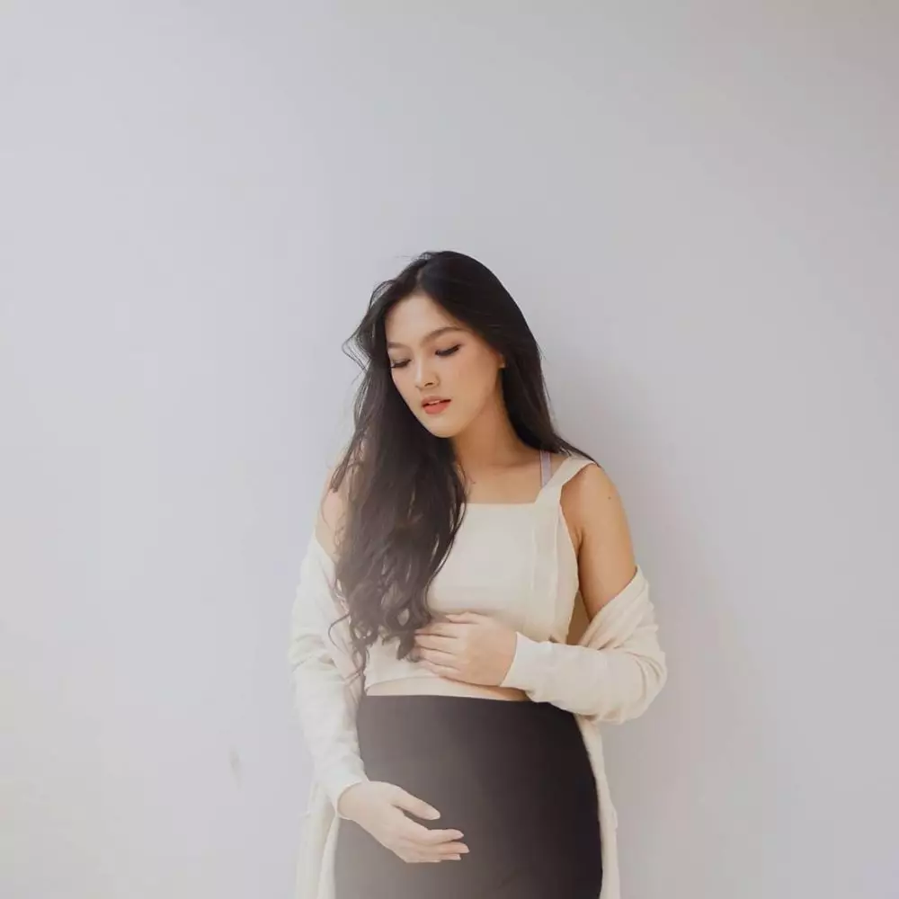 outfit Ana Riana saat hamil © 2021 brilio.net