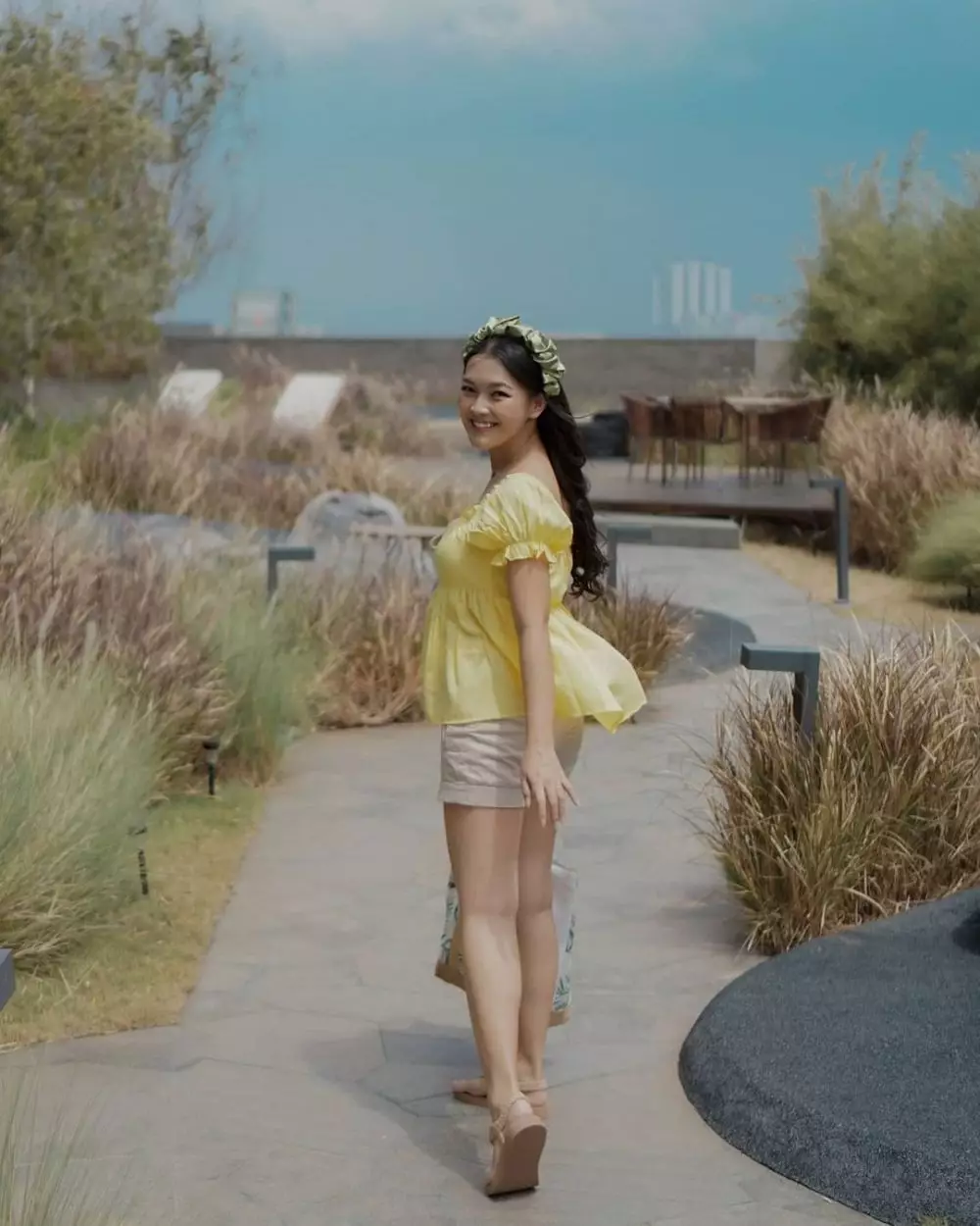 outfit Ana Riana saat hamil © 2021 brilio.net